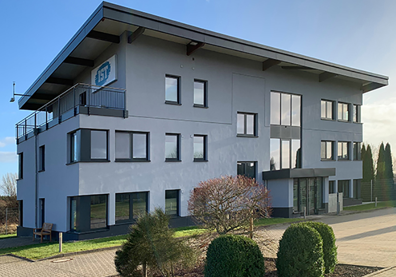 En vy av framsidan av RDTs kontor i Neritz, Tyskland