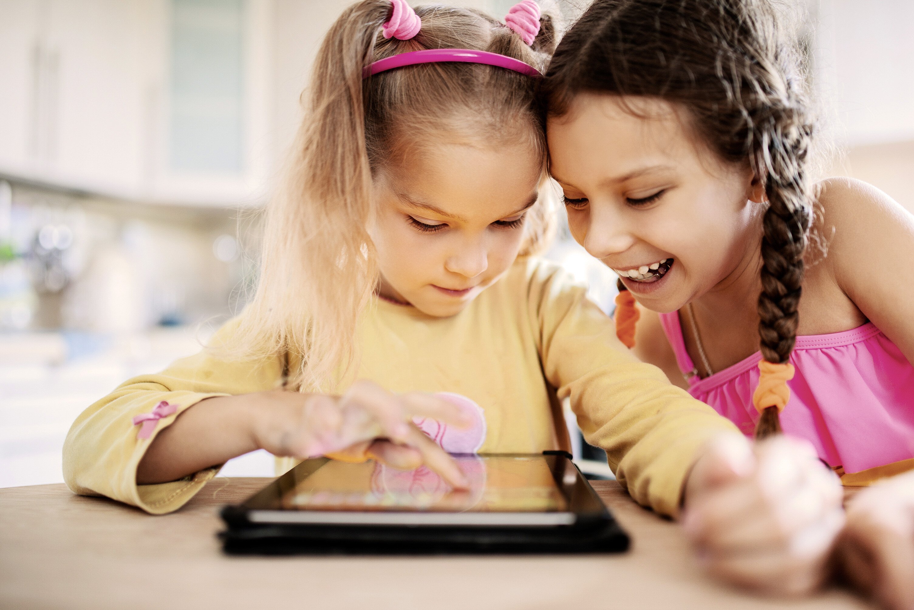 Two_girls_ipad_primaryschool